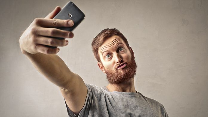 Un selfie al posto della sua foto nella carta di identità: la Polizia denuncia l’autore della bravata