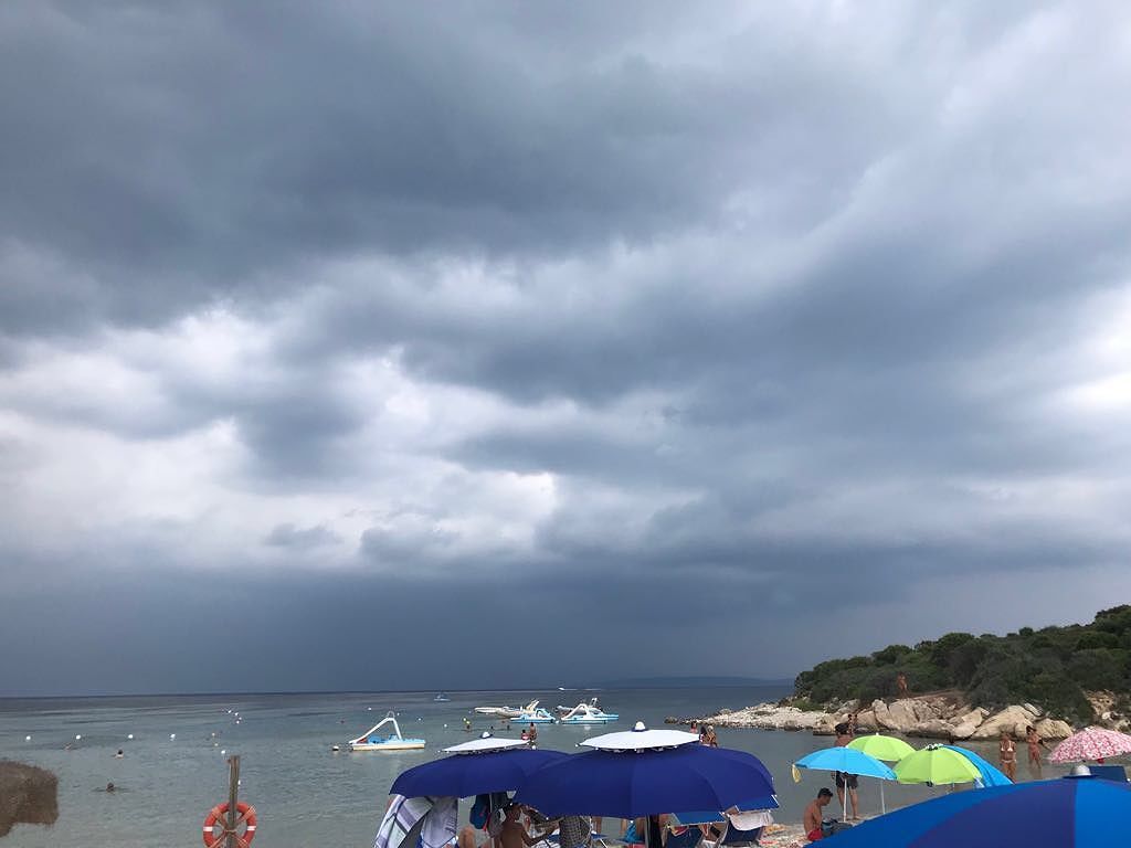 Nuova tempesta di fulmini, fuga dalle spiagge sarde: scariche elettriche sul cielo di Sant’Antioco
