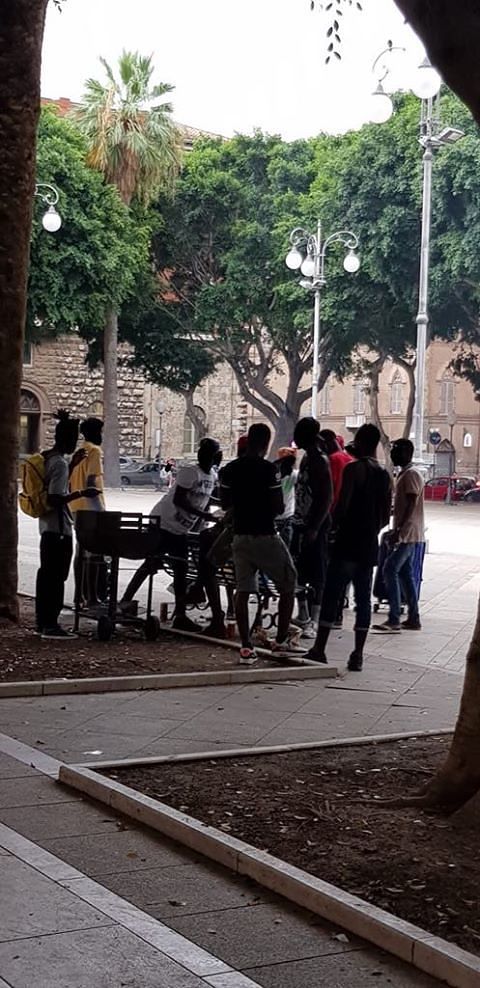 Piazza del Carmine, fuoco acceso e degrado in pieno giorno: i residenti chiamano i carabinieri