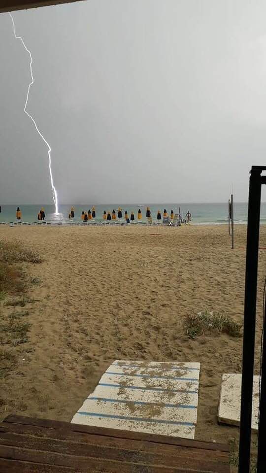 Costa Rei, la foto virale del temporale in Sardegna: un fulmine sul mare