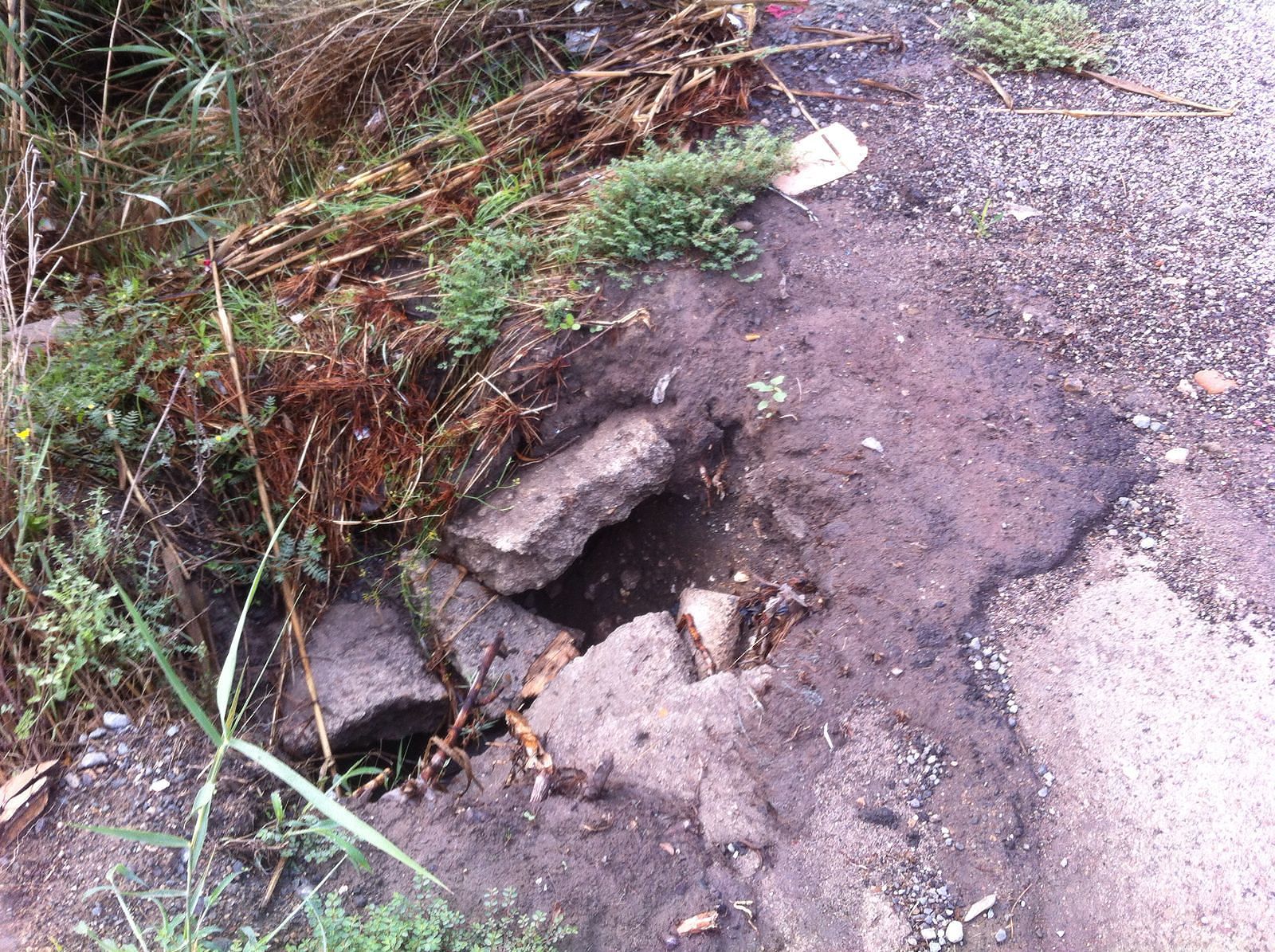 Voragini in viale Elmas: “Auto danneggiate, pericolo per 70 lavoratori”