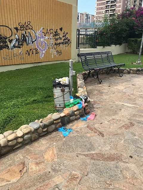 Via Machiavelli, il paradosso della differenziata: “Bidoni comunali mai svuotati da un mese, fetore assurdo”