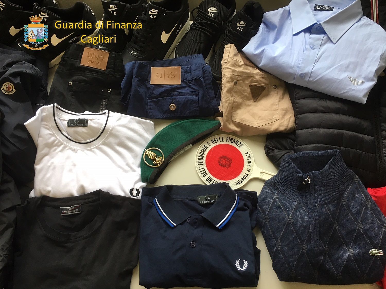 Castiadas, vendeva in spiaggia capi di Armani e Lacoste falsi: denunciato ambulante senegalese