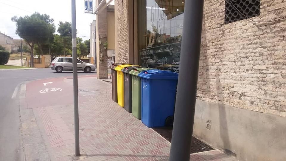 Cagliari, in via Cadello cassonetti in bella mostra sui marciapiedi