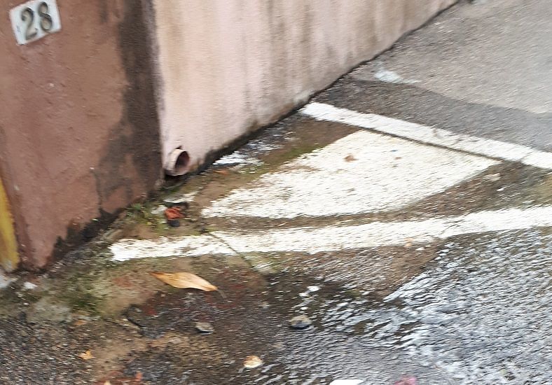 Pirri, allarme in via Viviani: “Perdita d’acqua da una settimana. Pagheremo noi lo spreco?