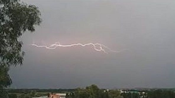 Temporale a Monastir: il fulmine squarcia il cielo