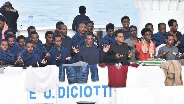 Migranti bloccati sulla nave: pm indaga per sequestro di persona