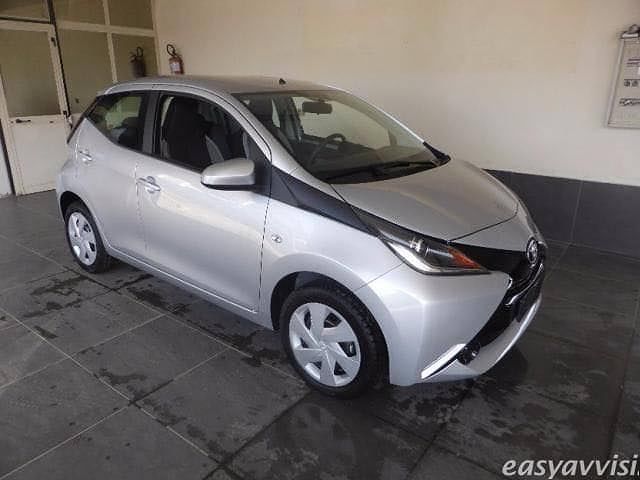 Cagliari, torna l’incubo delle auto rubate: “Alle 23 ci hanno rubato questa Aygo, vi prego aiutateci a ritrovarla”