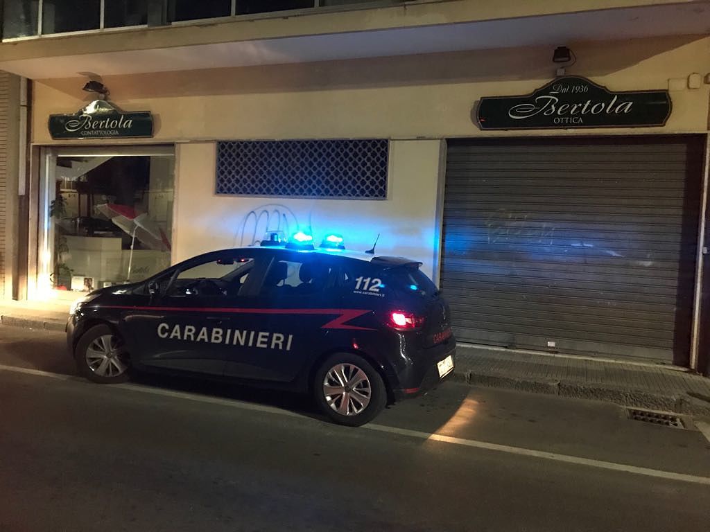 Ruba occhiali in due negozi di ottica a Monserrato, preso dai carabinieri
