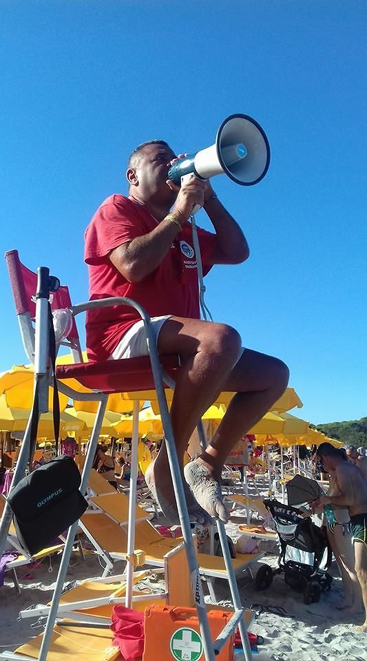 Il video show del bagnino di Santa Teresa: “Stop mozziconi in spiaggia, vi ricordo che siamo in Sardegna!”