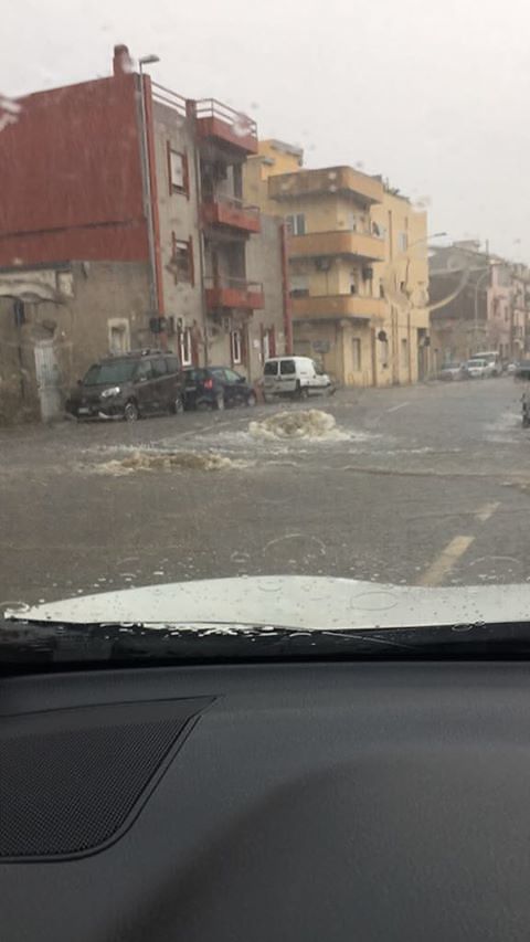 Pioggia e paura a Cagliari, a Monreale esplodono pozzetti e condotte: incubo in strada (VIDEO)