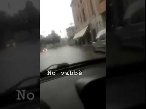 “No vabbè…”, il VIDEO di Fabiana che attraversa piazza Italia allagata in diretta