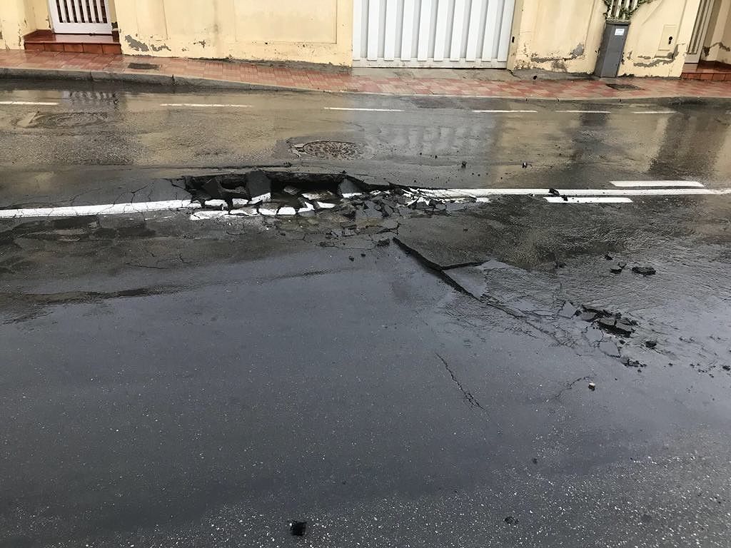 Cagliari, in via Tamburino Sardo esplode l’asfalto: sos dei residenti al Comune per la voragine