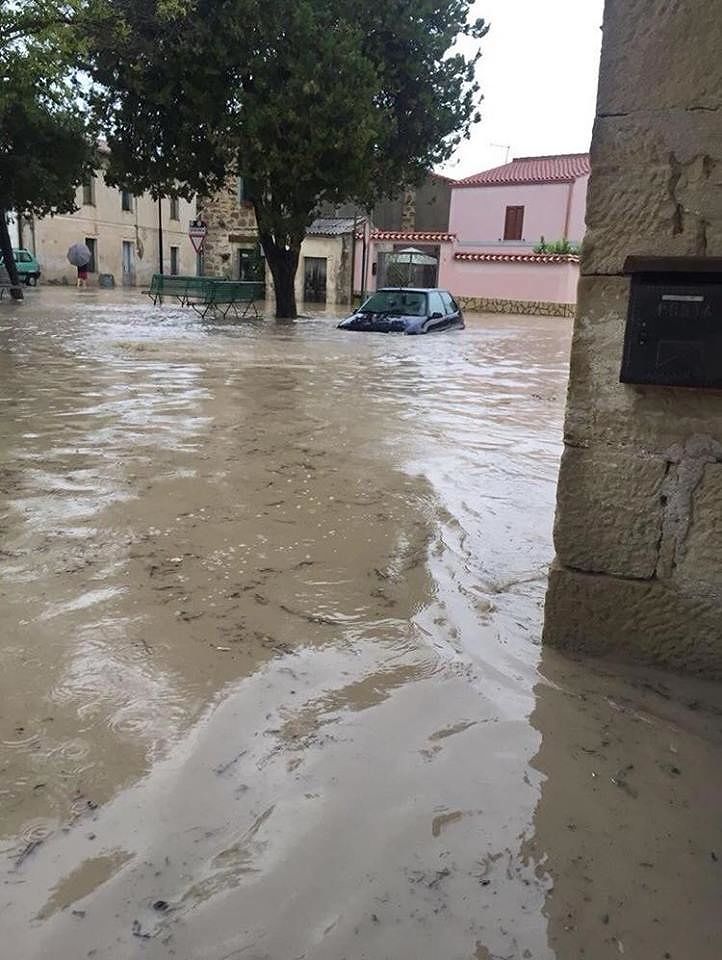 Barumini, le auto “inghiottite” dall’acqua: la foto virale dell’Eco di Barbagia