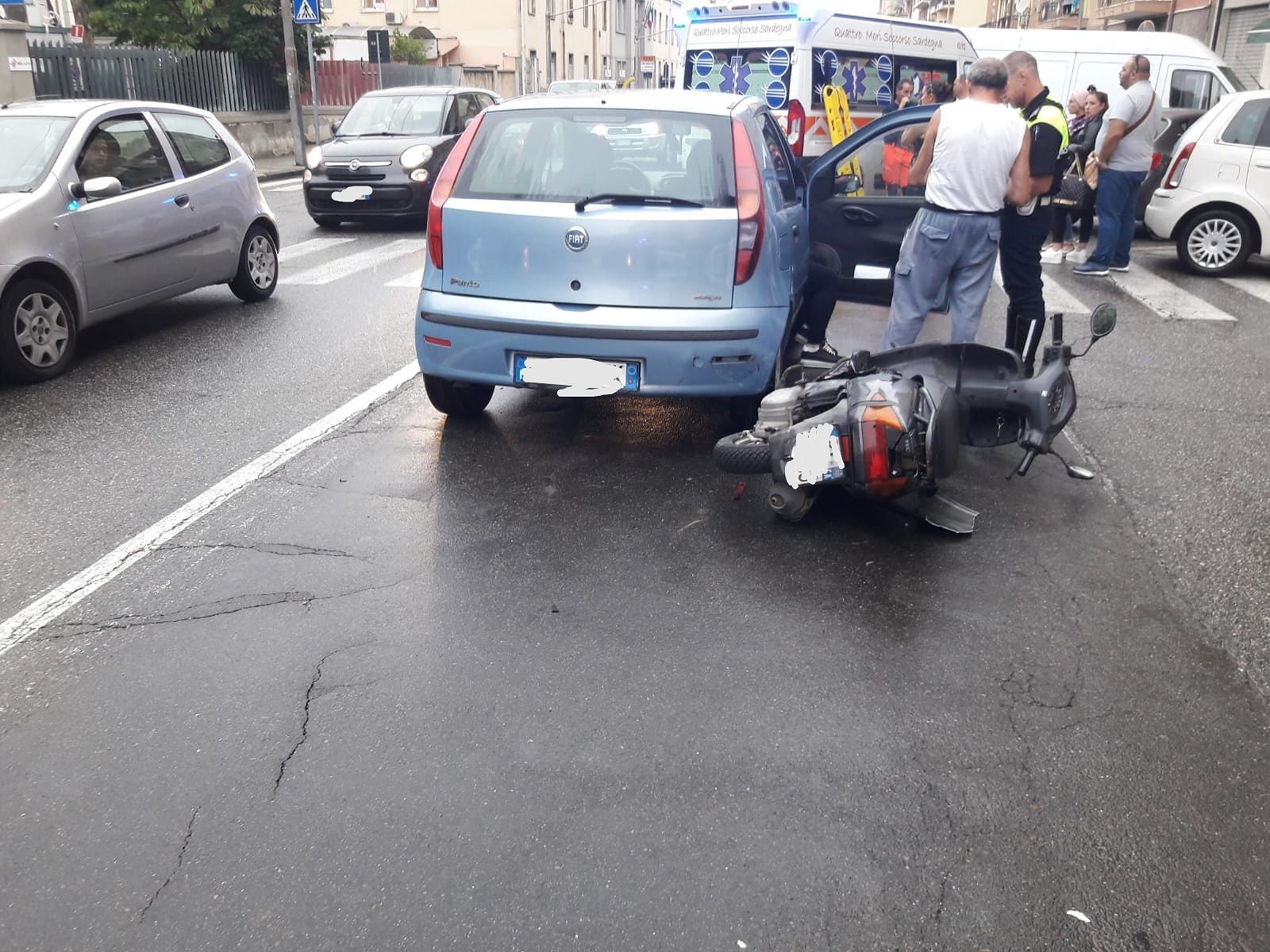 Via Is Mirrionis, minorenne perde il controllo della moto e tampona una Punto: è in ospedale