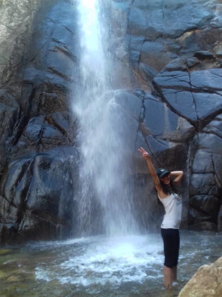 Meravigliosa Sa Spendula a Villacidro: i turisti fanno il bagno nella cascata dopo le piogge