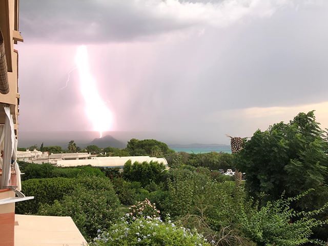 Maltempo, nubifragio e lampi a Costa Rey