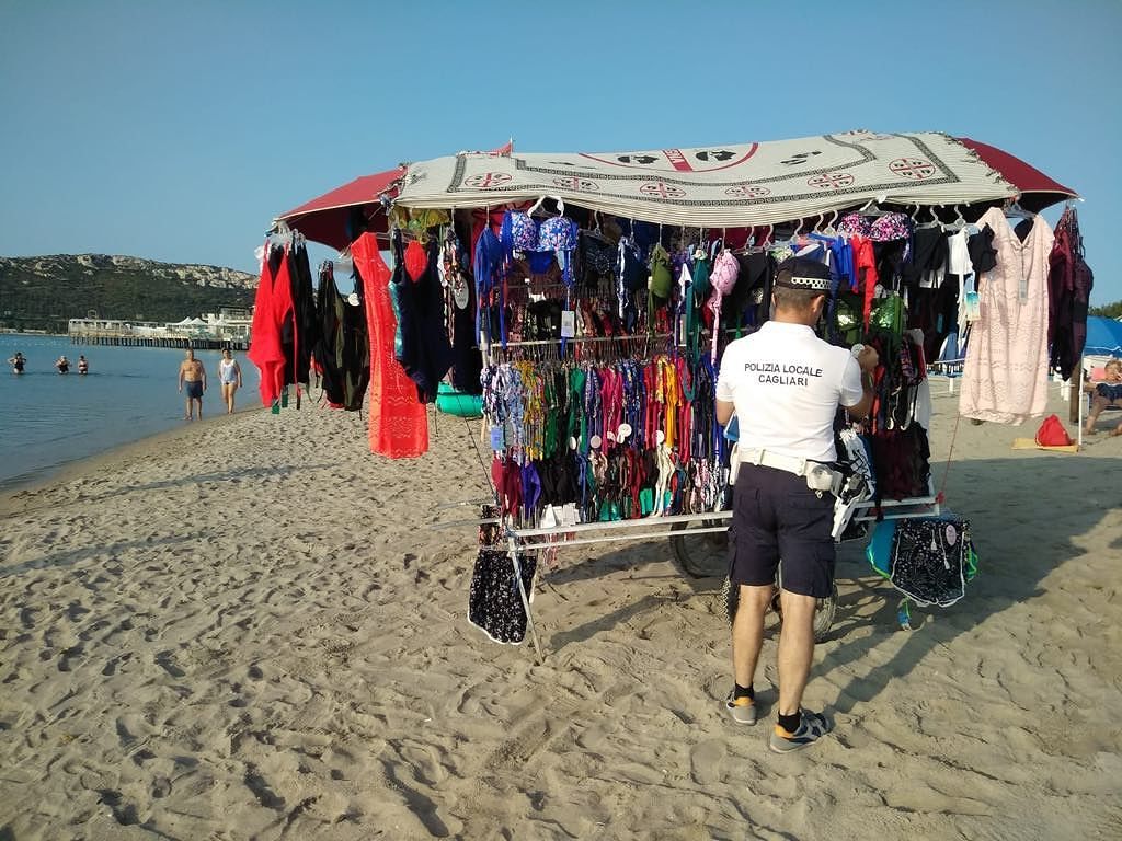 Poetto, la Municipale scopre un ambulante irregolare: super multa da 1032 euro