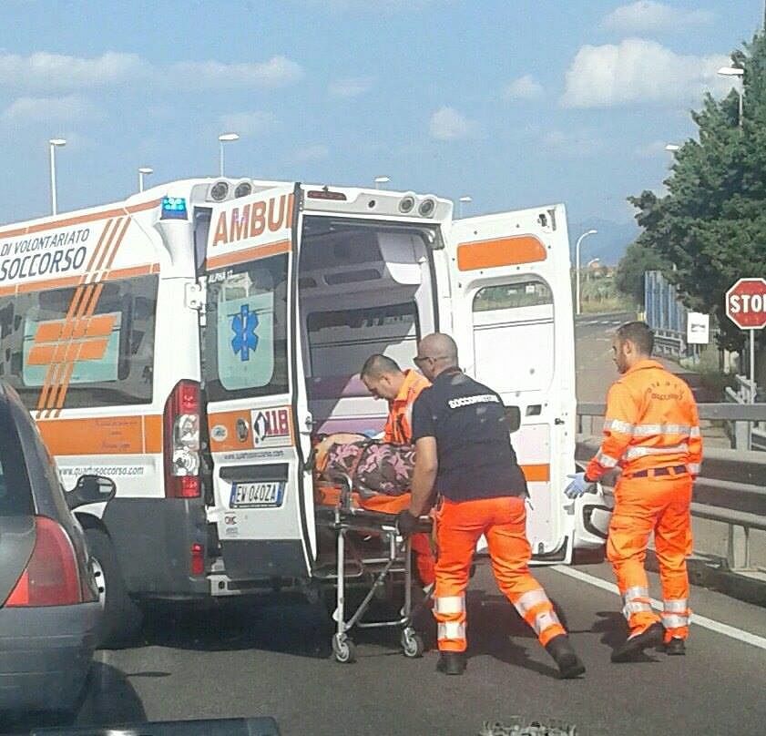 Brutto incidente vicino al Carrefour a Quartucciu: donna vola fuori strada con l’auto, soccorsa da un’ambulanza