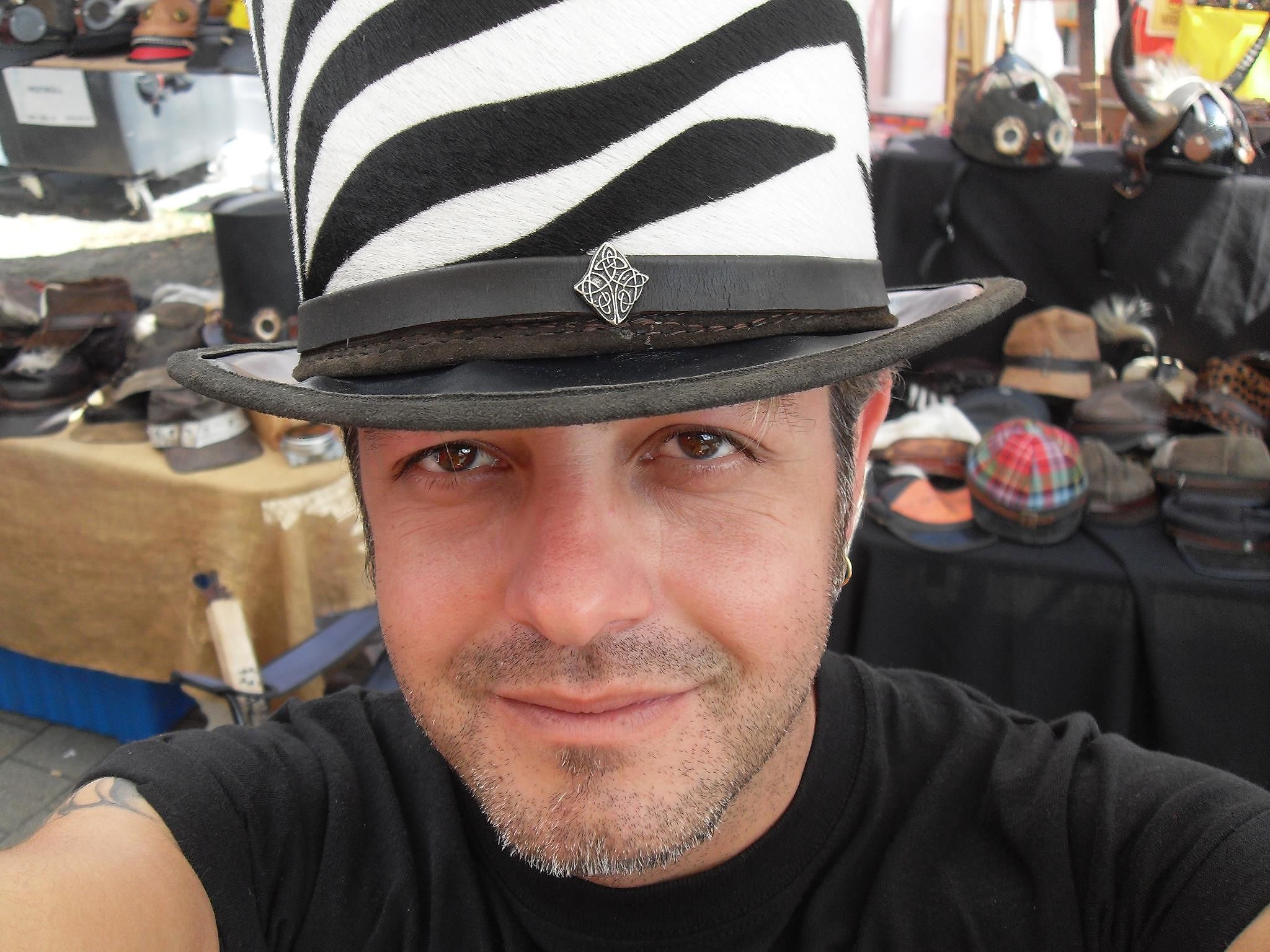 Rissa a Cagliari davanti al Sexy Shop, il titolare aggredito finisce in ospedale dopo le botte con uno straniero