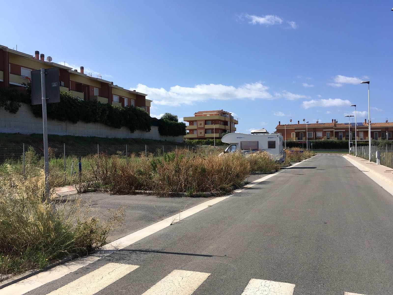 Elmas, erbe incolte e degrado: “Pericolo per incendi e pedoni”