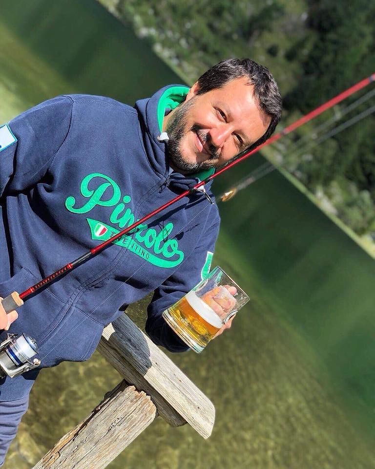 Salvini: “Un brindisi a chi indaga, ogni inchiesta o minaccia perchè difendo la sicurezza è una medaglia”