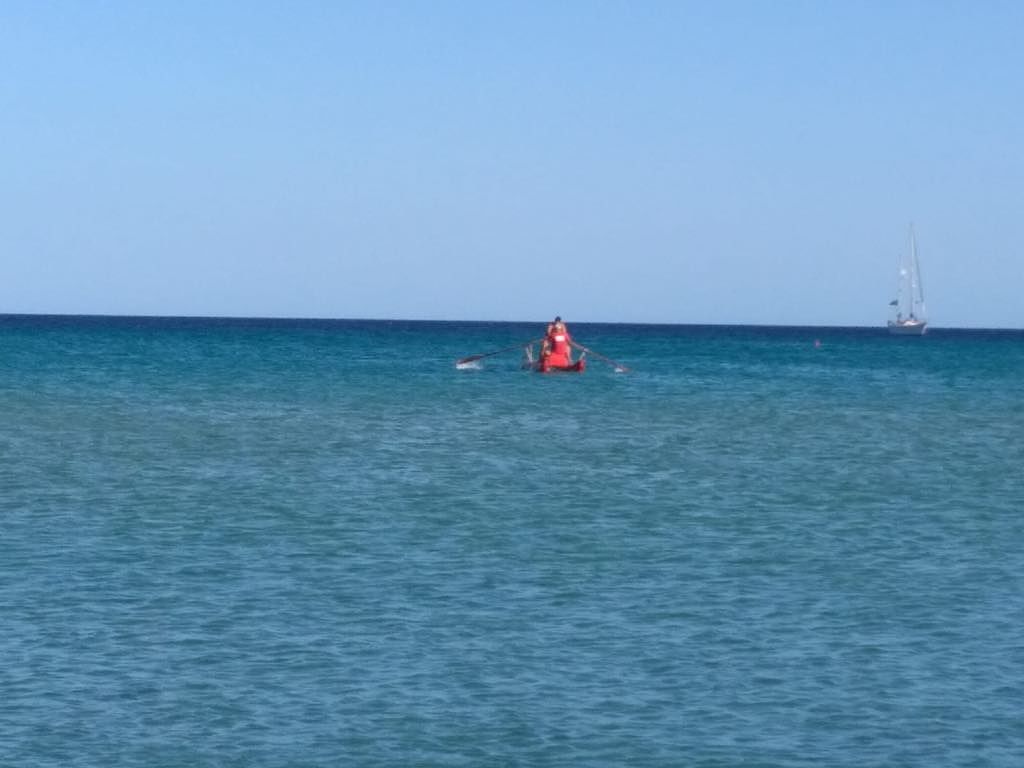 Spettacolare salvataggio a Costa Rei: un bagnino e un poliziotto salvano un bagnante al largo (VIDEO)