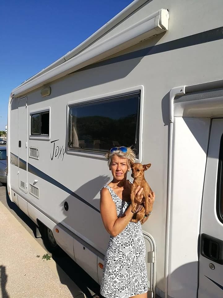 “Rifiutata dal camping perché ho una cagnolina, alla faccia dell’ospitalità della Sardegna”