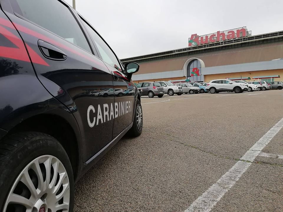 Cagliari, ruba mille euro di generi alimentari e alcool da Auchan: arrestato un cagliaritano