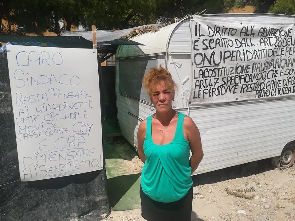 Cagliari, 52enne invalida e con la leishmaniosi in mezzo alla strada: “Sto morendo giorno dopo giorno