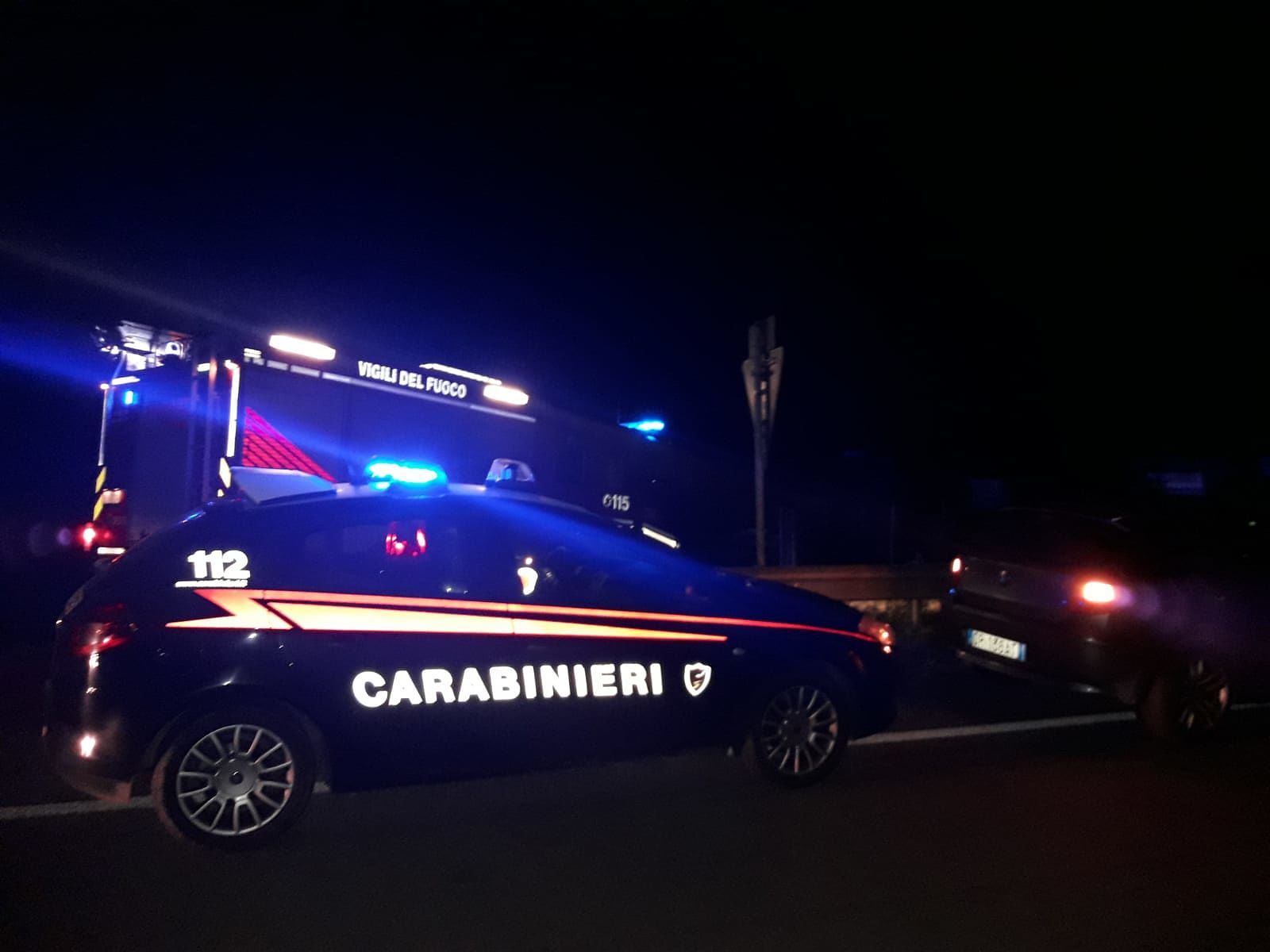 Fiamme in un terreno a Sardara, distrutti due autocarri