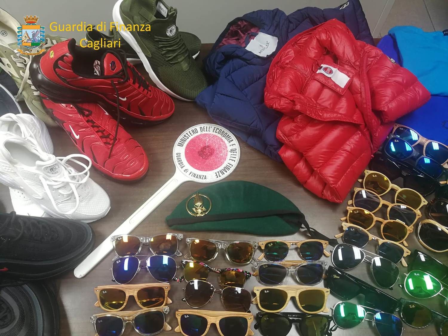 Blitz della Finanza a Costa Rei: sequestrati oltre 600 articoli contraffatti