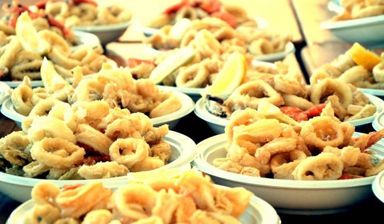 Fritto misto, muggini e pasta con cozze: Giorgino invasa dal pesce, c’è la sagra