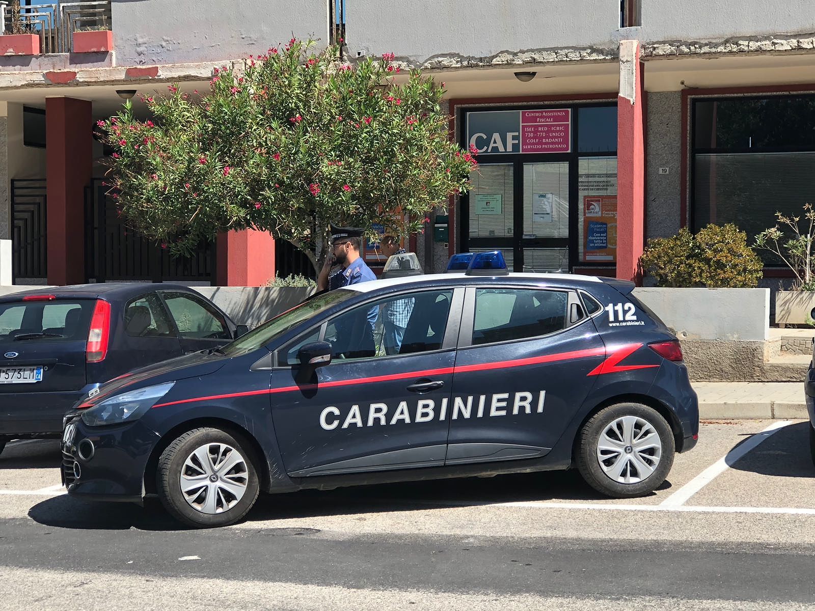 Cagliari, coppia di “topi d’appartamento” bloccata in spiaggia a Calamosca