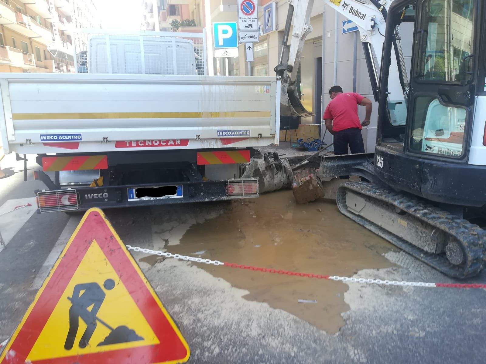 Cagliari, maxi perdita idrica a San Benedetto: niente acqua per ore in case e bar