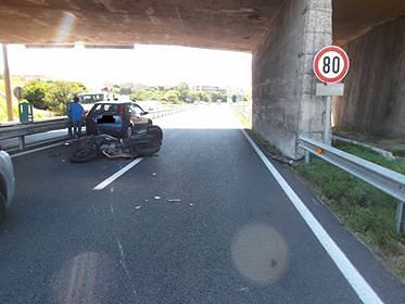 Incidente a Cagliari, moto contro auto sulla 554: un ferito