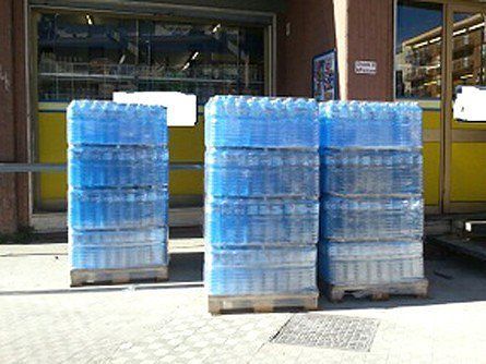 Esporre confezioni di acqua minerale al sole? “E’ reato”