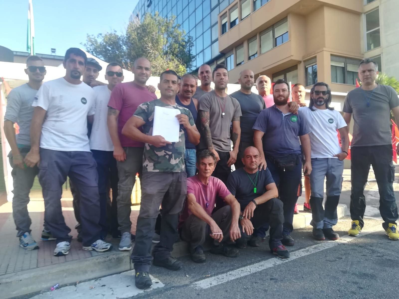 Quartu, il dramma dei lavoratori del verde pubblico: “Delunas, ci stai lasciando senza pane”