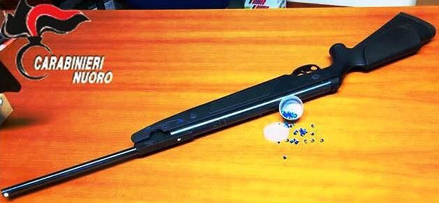 Bari Sardo, riprendono un vicino per via dei fumi di un fuoco: lui imbraccia una carabina e spara