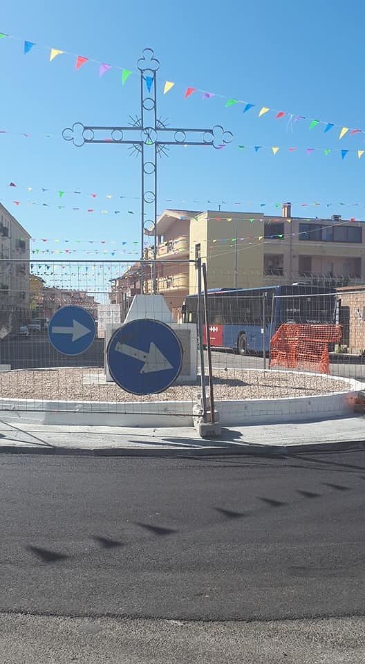 Sestu, San Gemiliano fa il “miracolo”: ritorna la croce dentro la rotonda e arrivano nuovi lampioni