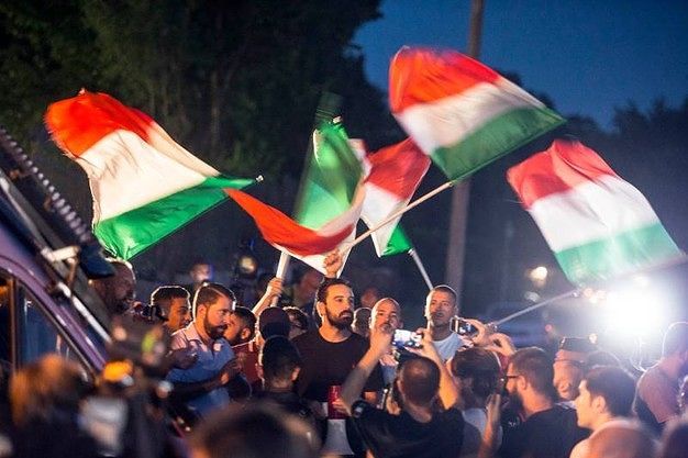 Rocca di Papa, scontri davanti al centro accoglienza. Saluti romani ai migranti della Diciotti