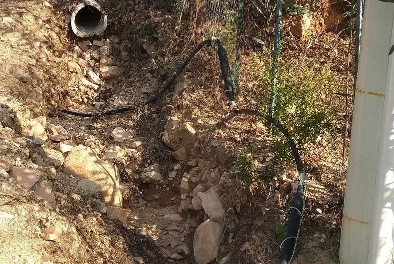 Allarme a Sinnai: cavi dell’alta tensione tra cunette e recinzioni