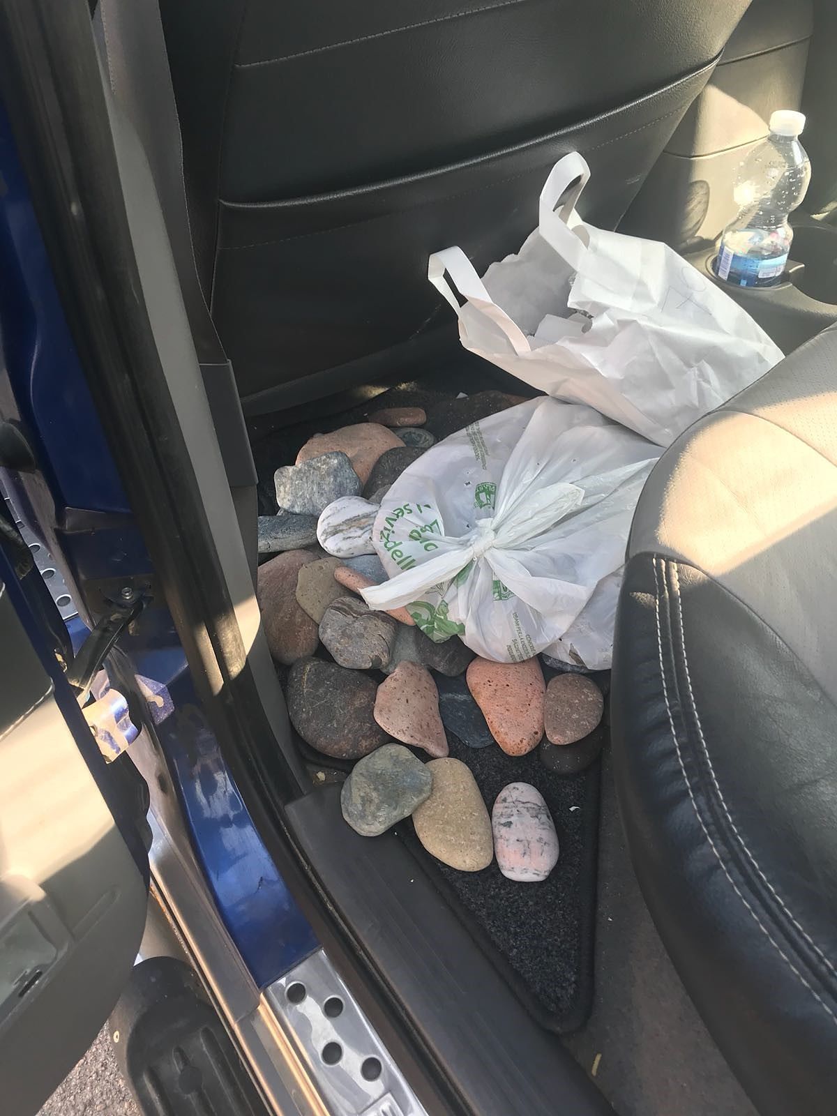 Con 30 kg di sassi rubati dalle spiagge nel pick up: beccati al porto di Olbia 2 turisti romani