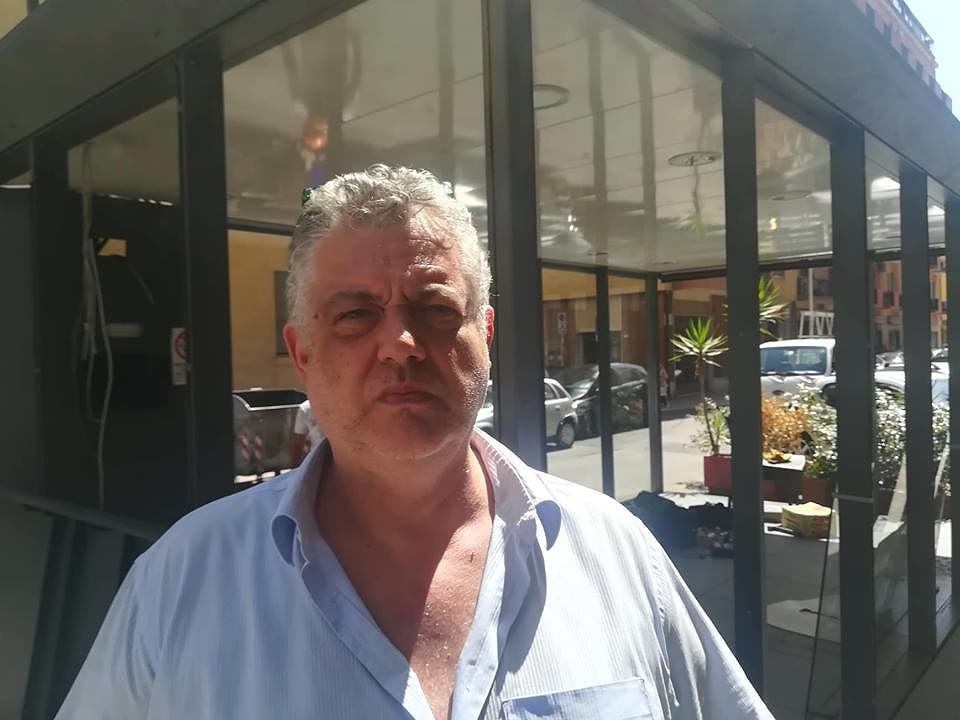 Cagliari, addio al gazebo del Lyricon dopo 7 anni: “Zedda, per colpa tua ho licenziato quattro giovani baristi”