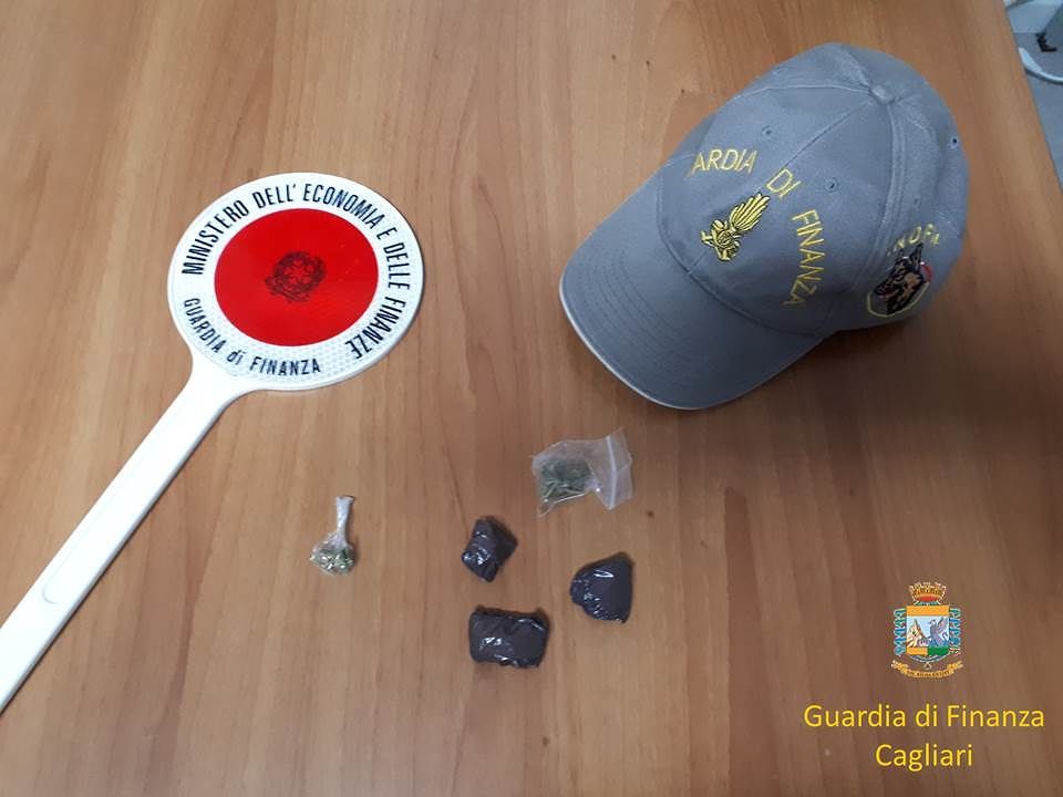 Cagliari, controlli antidroga della Finanza: sequestrati hashish, marijuana e cocaina