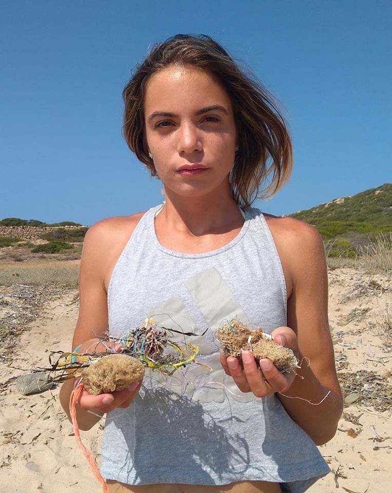 Sofia, campionessa di atletica e futura biologa: “Spiagge sarde invase dalla plastica, ecco lo scempio a La Maddalena”