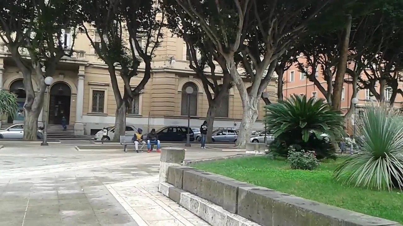 Cagliari, piazza Carmine un ring per sbandati: “Tavolini e turisti la ricetta per la sicurezza”