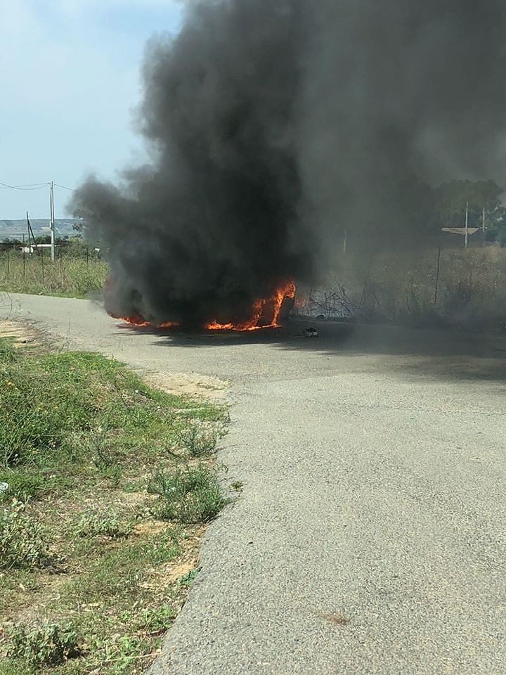 Auto distrutta dalle fiamme sulla Provinciale 387, paura e traffico in tilt a Settimo San Pietro