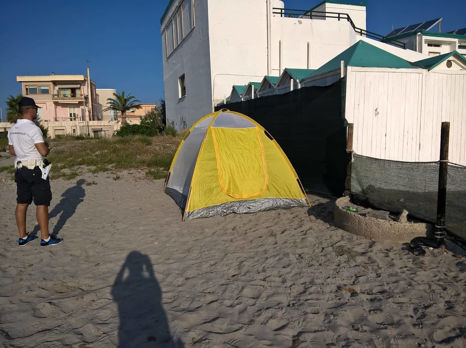 Cagliari, campeggiavano al Poetto: multa da 200 euro per due ragazzi