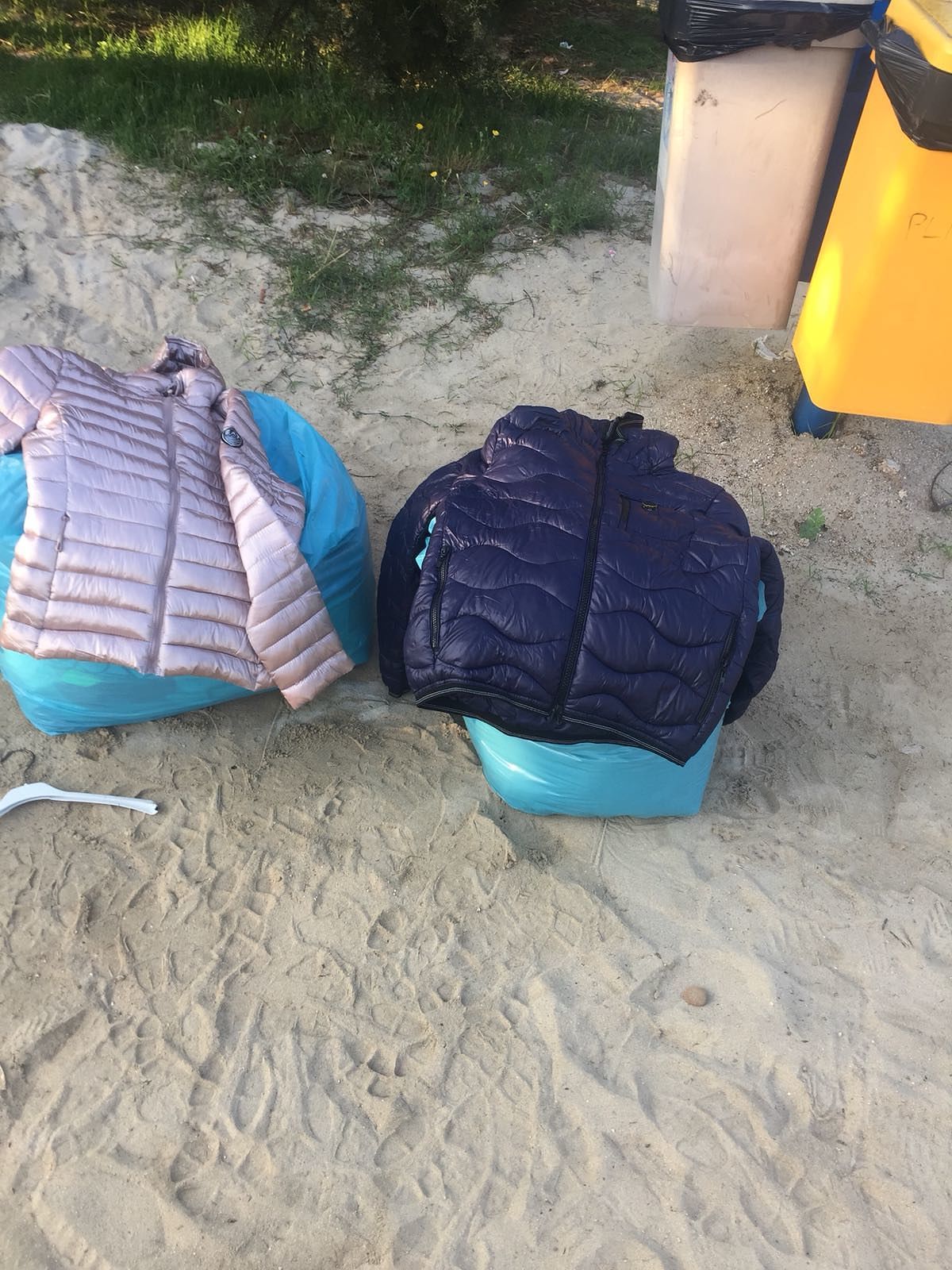 Merce contraffatta nascosta sotto la sabbia, maxi sequestro della Polizia Municipale a Villasimius